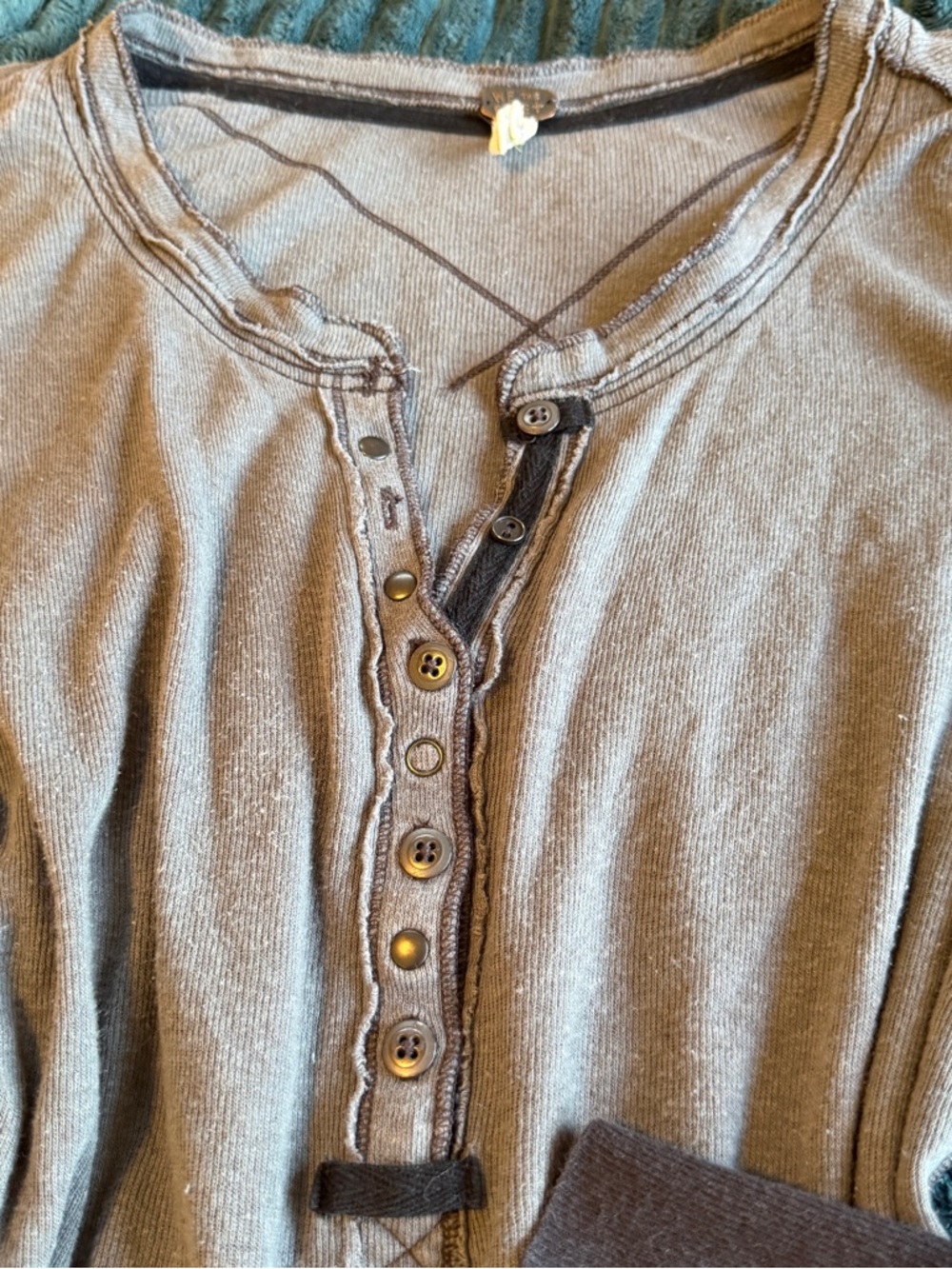 We the FREE PEOPLE GREY BLACK OMBRÉ LONG SLEEVE LINEN COTTON HENLEY MEDIUM - Picture 6 of 7